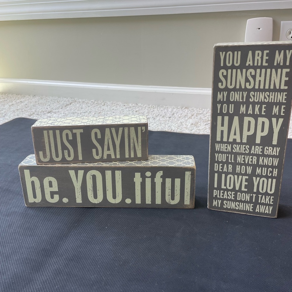 FRANCESCA’S decorative quote signs